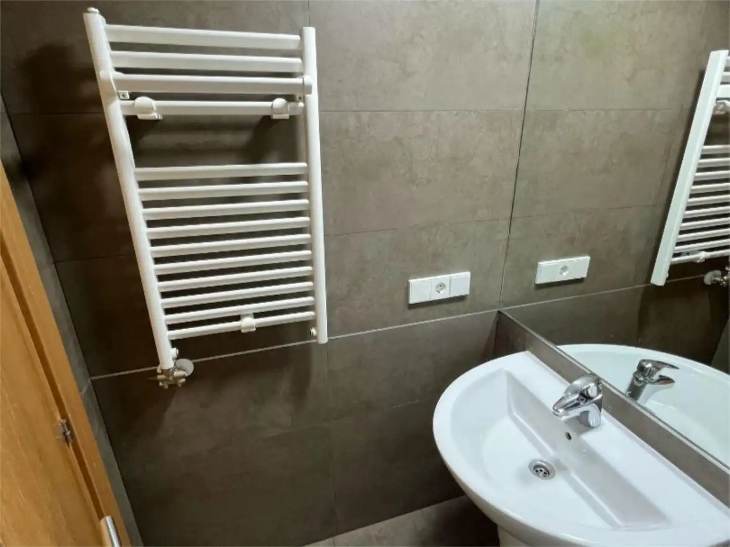 Zimmer in Calle Roble, Yebes - Valdeluz Badezimmer von Wohnung zur untervermieten in Yebes mit Heizung, Privatgarten und Parkett
