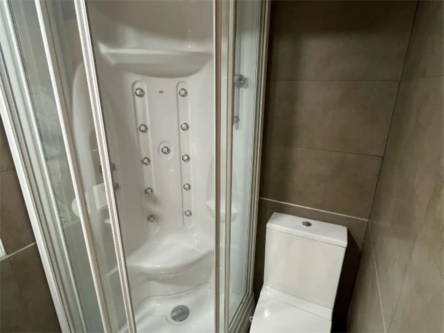 Zimmer in Calle Roble, Yebes - Valdeluz Badezimmer von Wohnung zur untervermieten in Yebes mit Heizung, Privatgarten und Parkett