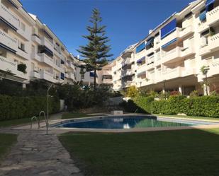 Vista exterior de Pis en venda en Marbella amb Aire condicionat, Jardí privat i Terrassa