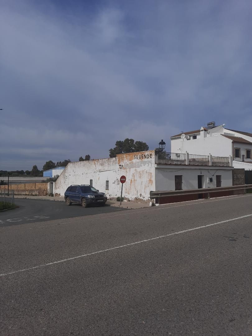 Vista exterior de Casa adosada en venda en Guillena amb Balcó