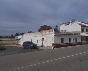 Vista exterior de Casa adosada en venda en Guillena amb Balcó