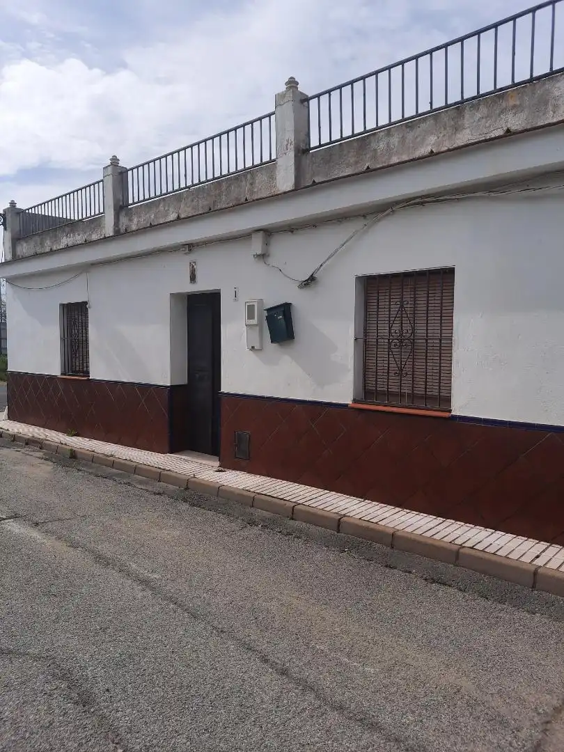 Vista exterior de Casa adosada en venta en Guillena con Balcón