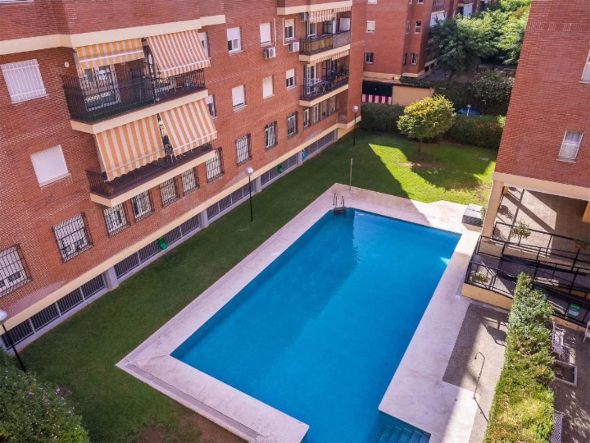 Piscina de Pis en venda en  Sevilla Capital amb Aire condicionat, Calefacció i Jardí privat