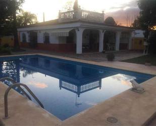 Schwimmbecken von Einfamilien-Reihenhaus miete in Carmona mit Privatgarten, Schwimmbad und Möbliert