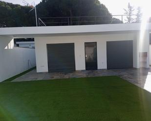 Vista exterior de Casa o xalet de lloguer en Chiclana de la Frontera amb Terrassa i Balcó