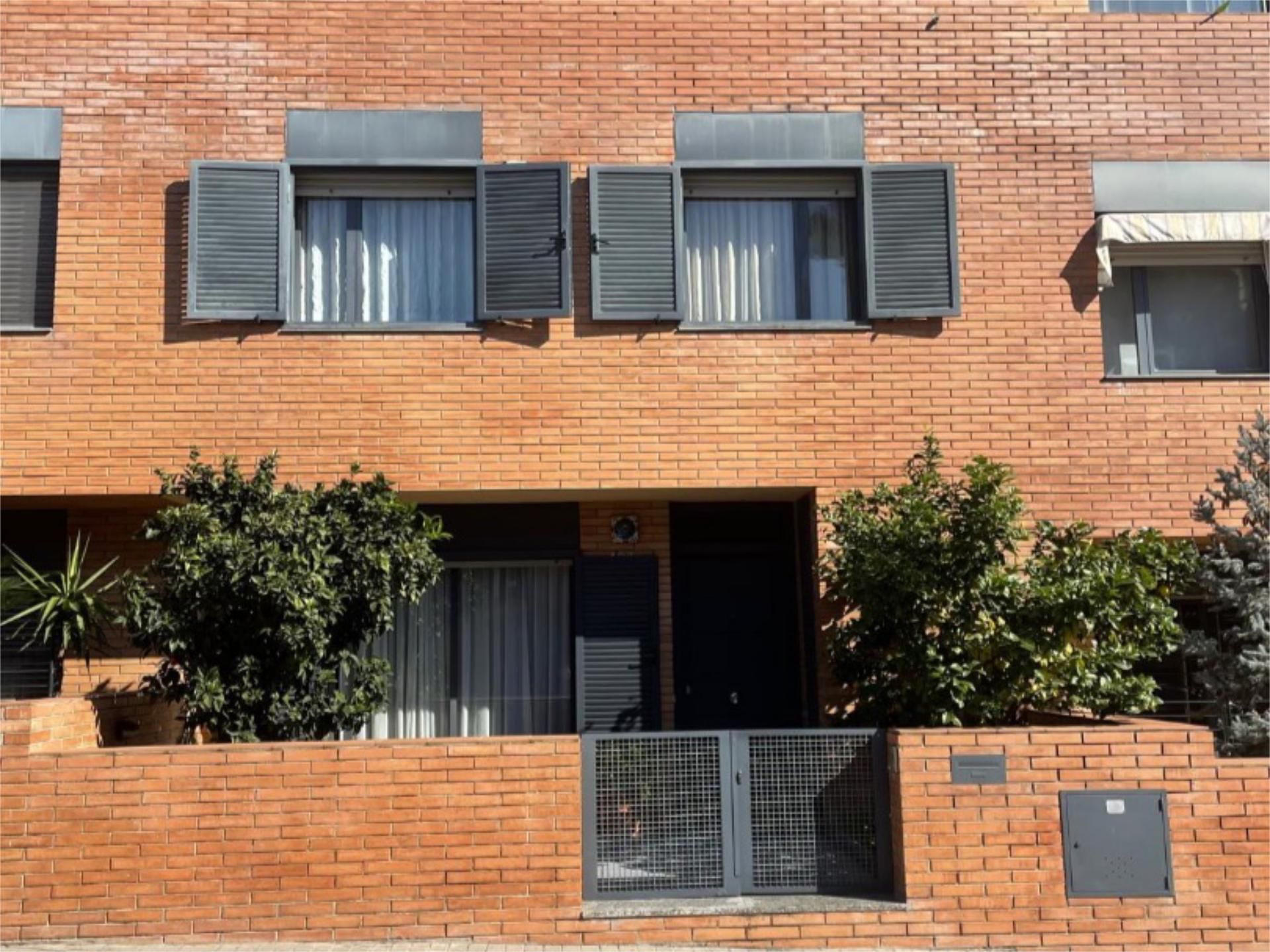 Exterior view of Single-family semi-detached for sale in Badalona  with Air Conditioner, Terrace and Balcony