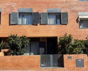 Vista exterior de Casa adosada en venda en Badalona amb Aire condicionat, Terrassa i Balcó