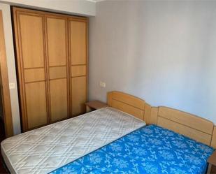 Dormitori de Apartament de lloguer en Oviedo  amb Calefacció i Moblat