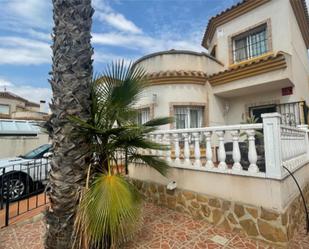 Vista exterior de Casa o xalet en venda en Guardamar del Segura amb Aire condicionat, Terrassa i Piscina