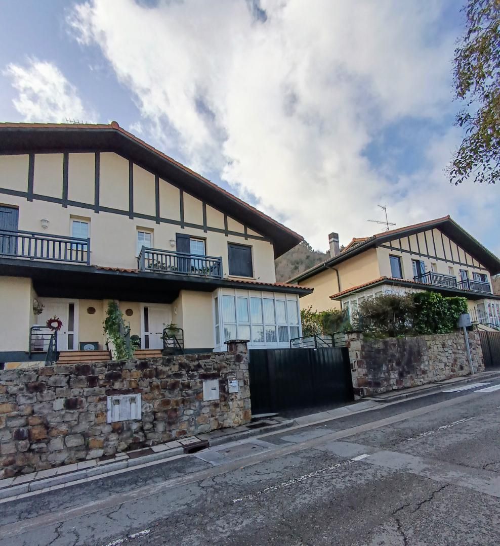 Vista exterior de Casa o xalet en venda en Mundaka amb Balcó