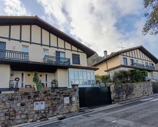 Vista exterior de Casa o xalet en venda en Mundaka amb Calefacció, Jardí privat i Parquet