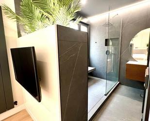 Bathroom of Flat for sale in  Madrid Capital  with Air Conditioner, Terrace and Balcony