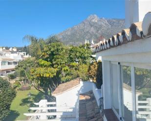 Vista exterior de Àtic en venda en Marbella amb Aire condicionat, Terrassa i Piscina