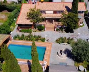 Vista exterior de Casa o xalet en venda en Alpedrete amb Aire condicionat, Terrassa i Piscina