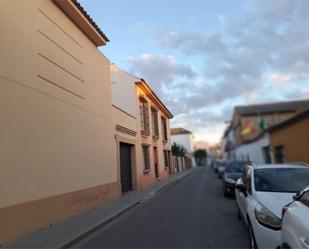 Vista exterior de Casa adosada en venda en La Rinconada amb Aire condicionat, Terrassa i Balcó