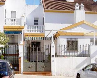 Vista exterior de Casa o xalet en venda en Dos Hermanas amb Terrassa