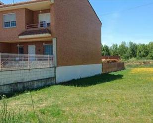 Casa adosada en venda en Villaturiel amb Calefacció, Jardí privat i Terrassa