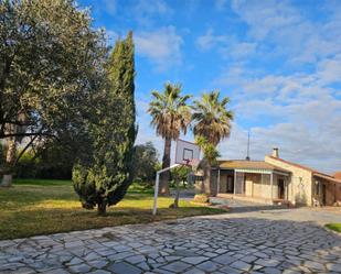 Vista exterior de Casa o xalet en venda en Montijo amb Calefacció, Jardí privat i Terrassa