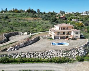 Vista exterior de Casa o xalet en venda en Viñuela amb Aire condicionat, Terrassa i Piscina