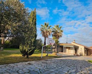 Vista exterior de Casa adosada en venda en Montijo amb Jardí privat, Terrassa i Traster