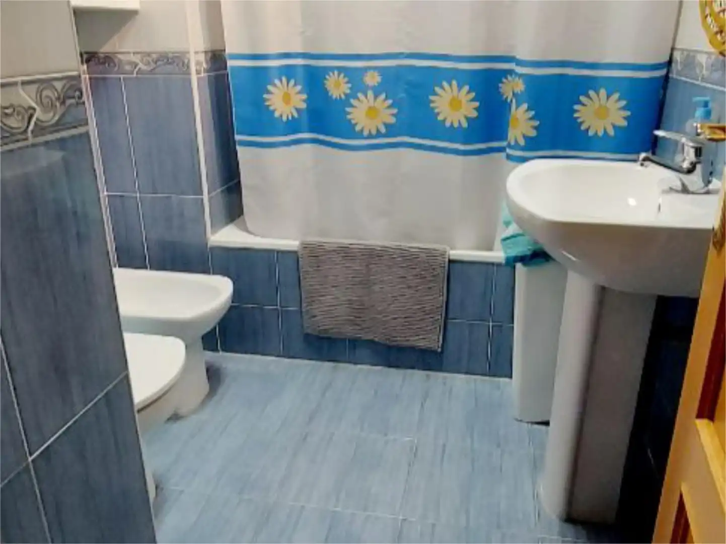 Room in Calle Gandhi, 39, Butarque Bathroom of Houses for share in Madrid with Air Conditioner, Heating and Private garden