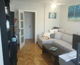 Living room of Flat for sale in  Madrid Capital  with Parquet flooring, Furnished and Community parking