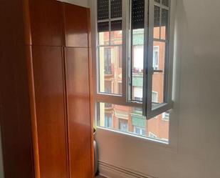 Dormitori de Apartament per a compartir en Bilbao  amb Rentadora i Microones