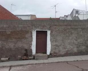 Vista exterior de Casa o xalet en venda en Valle de la Serena amb Jardí privat