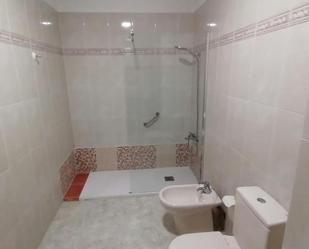 Bathroom of Flat to rent in  Santa Cruz de Tenerife Capital  with Washing machine