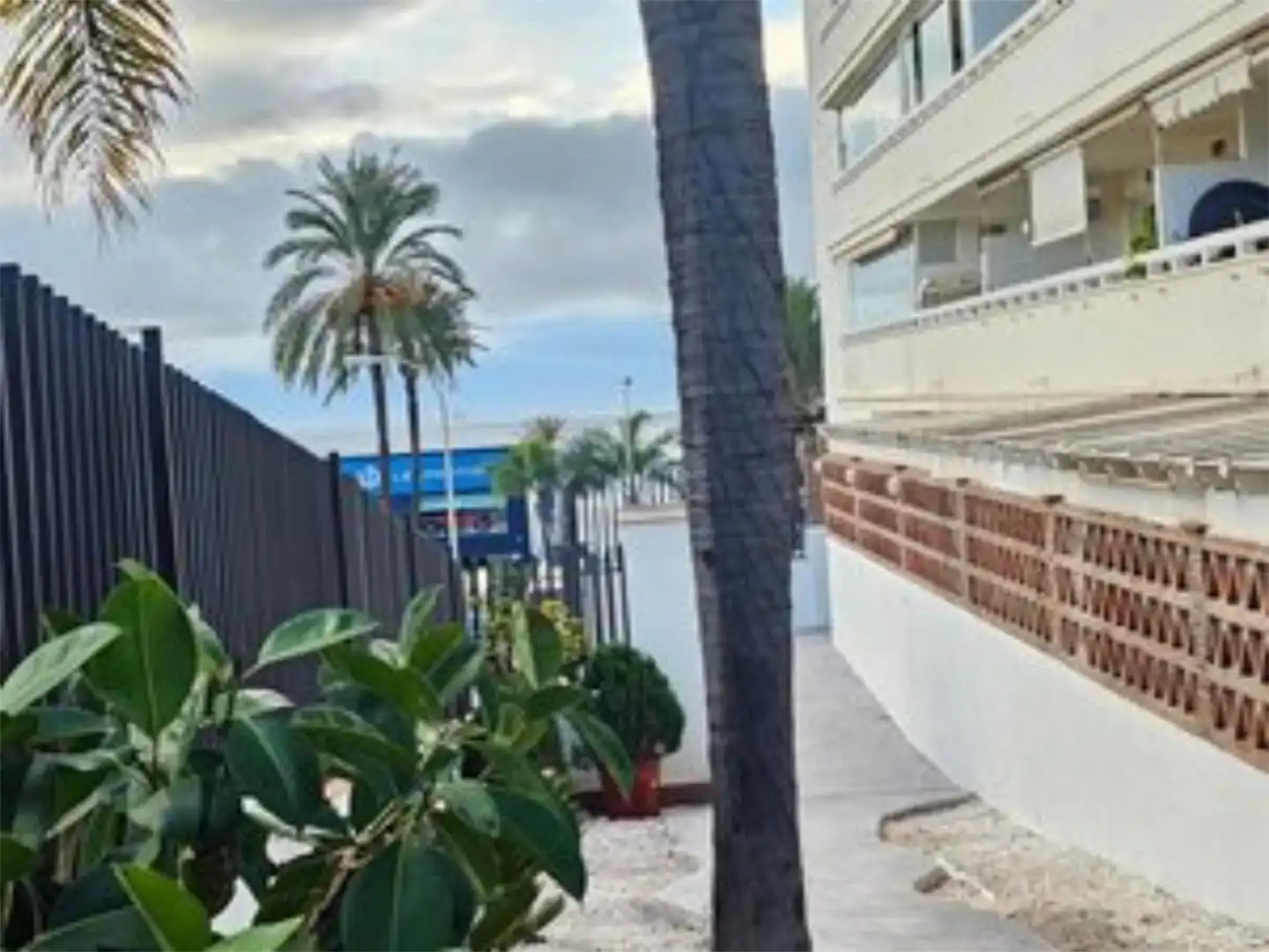 Piso en venta en Calle Fragua, 1, Los Jardines de Marbella - La Ermita Vista exterior de Piso en venta en Marbella con Aire acondicionado y Piscina comunitaria