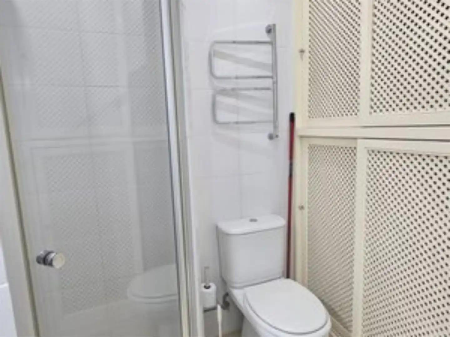 Piso en venta en Calle Fragua, 1, Los Jardines de Marbella - La Ermita Baño de Piso en venta en Marbella con Aire acondicionado y Piscina comunitaria