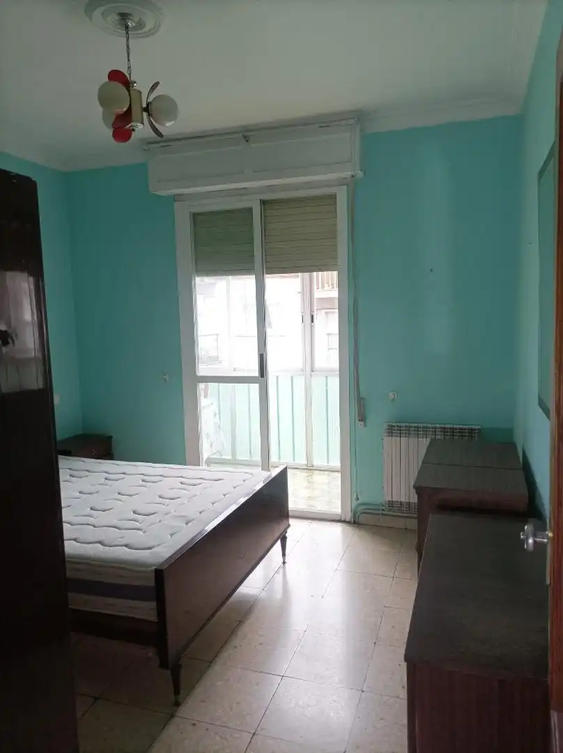 Habitación de Piso en venta en Ourense Capital  con Calefacción, Trastero y Amueblado