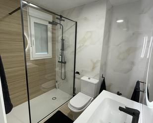 Bathroom of Flat to share in  Granada Capital  with Air Conditioner, Parquet flooring and Furnished