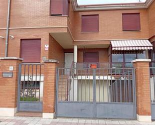 Vista exterior de Casa adosada en venda en Venta de Baños amb Calefacció, Jardí privat i Terrassa