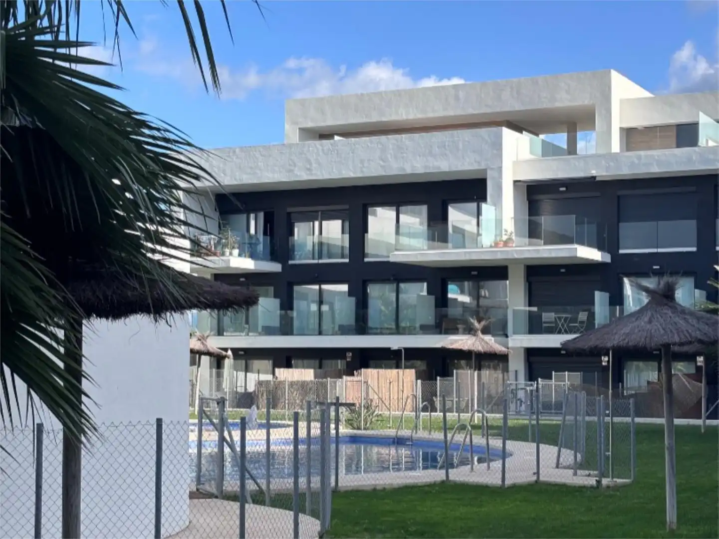 Pis de lloguer a Calle María Luisa, 67, Zahara Pueblo Vista exterior de Pis de lloguer en Zahara de los Atunes amb Aire condicionat, Calefacció i Jardí privat