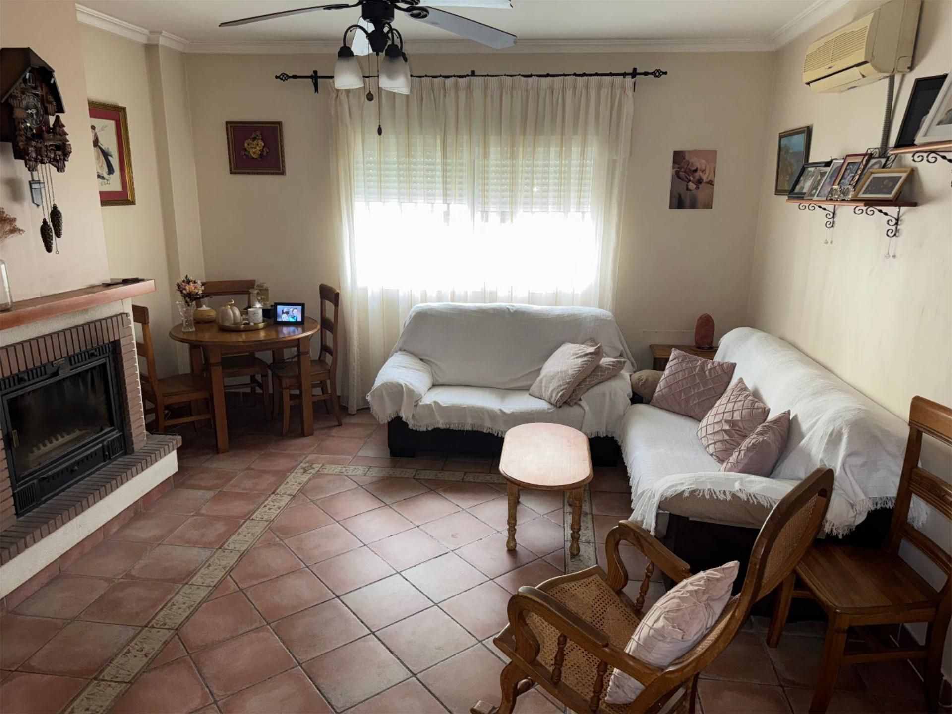 Sala d'estar de Casa adosada en venda en Algeciras amb Aire condicionat i Moblat