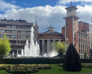 Vista exterior de Pis de lloguer en Oviedo  amb Calefacció, Parquet i Moblat