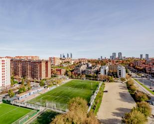 Vista exterior de Dúplex de lloguer en  Madrid Capital amb Aire condicionat, Terrassa i Piscina