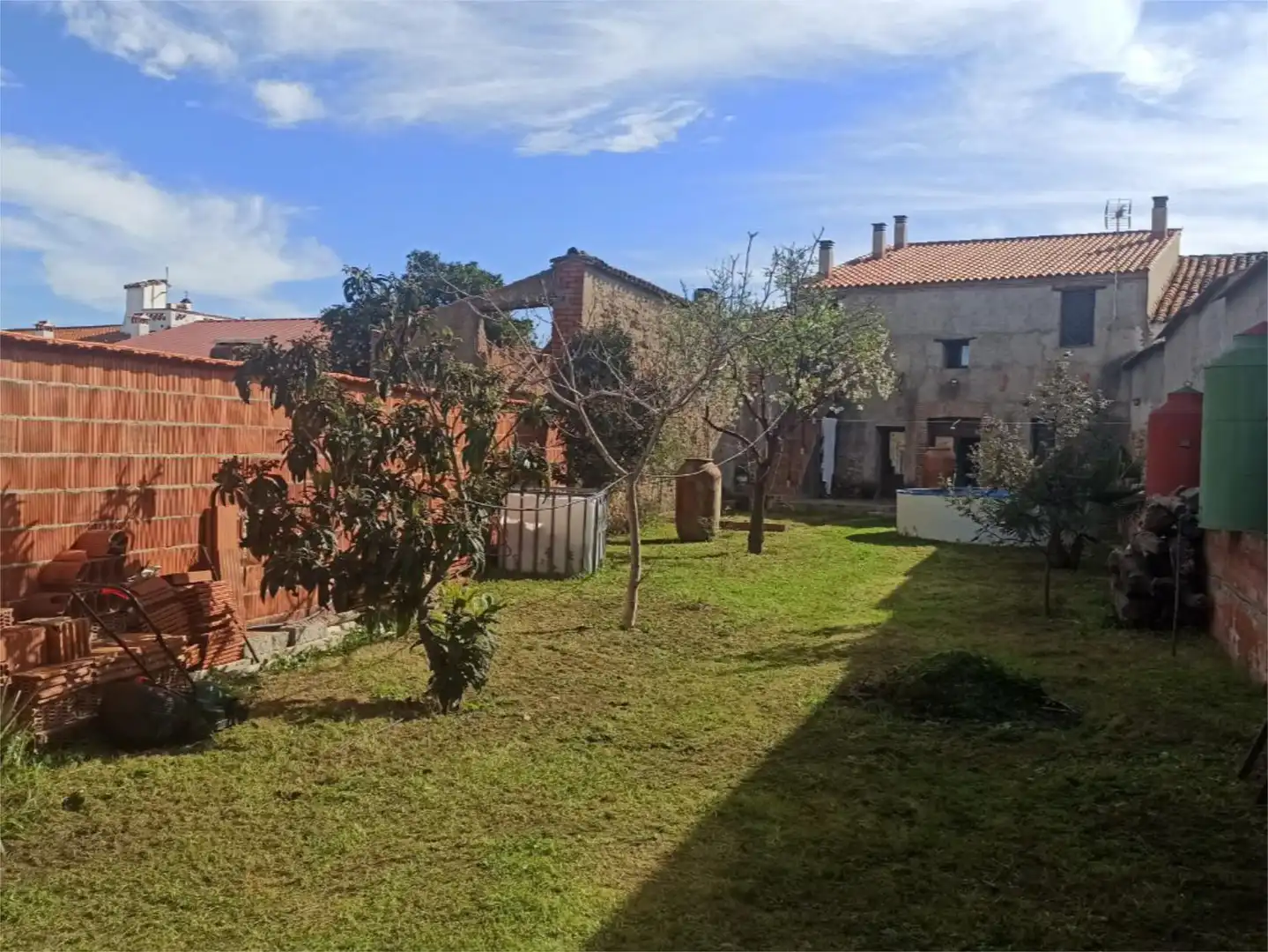 Casa adosada en venta en Calle Moreno Nogales, 24, Navalvillar de Pela Jardín de Casa adosada en venta en Navalvillar de Pela con Aire acondicionado, Calefacción y Jardín privado
