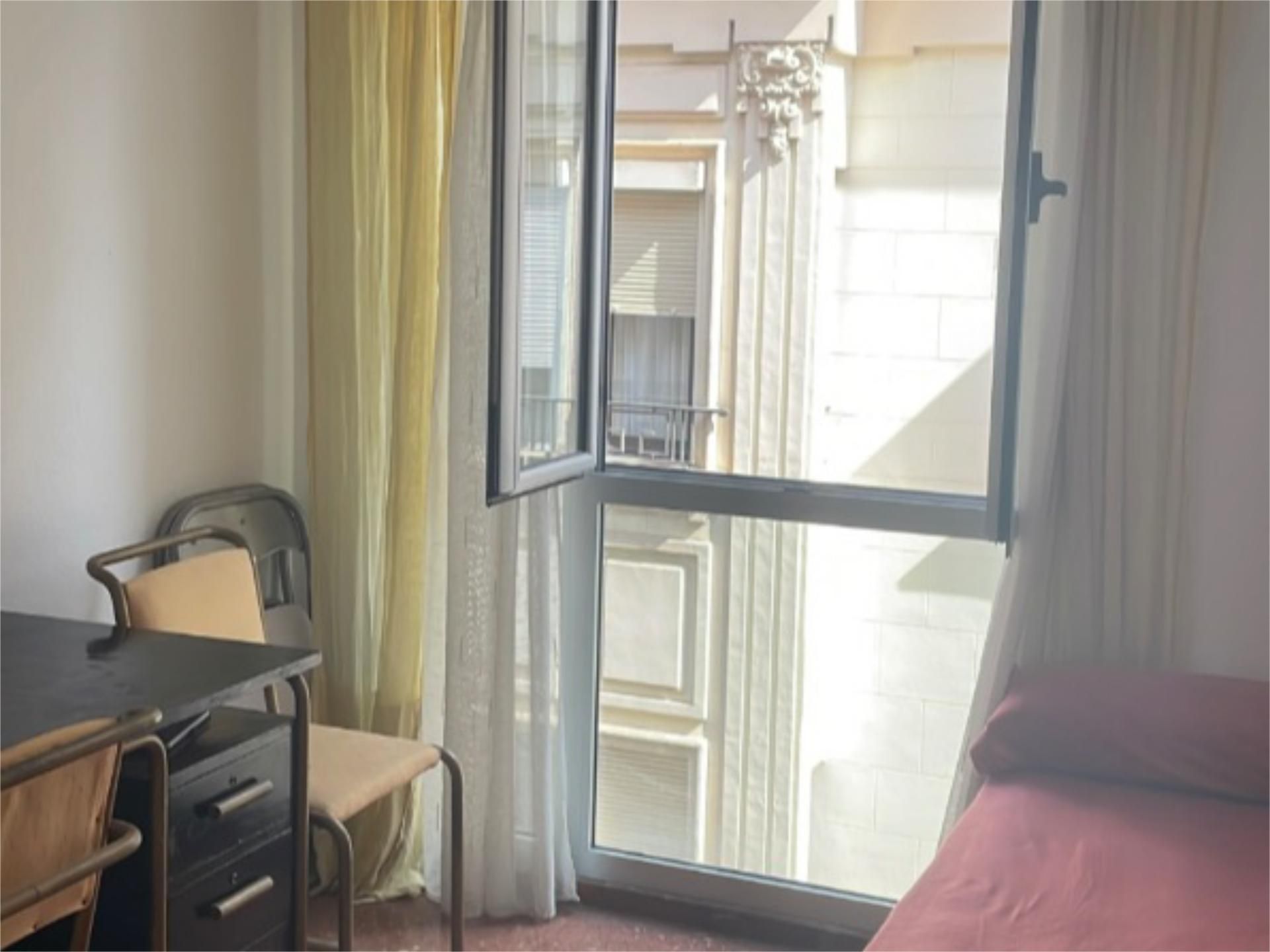 Flat to share in Calle Jesús y María, 3, Zona Centro