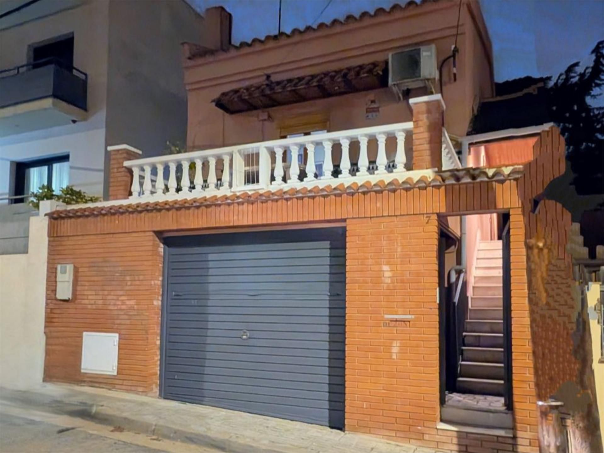 Exterior view of Flat for sale in Santa Coloma de Gramenet  with Air Conditioner, Private garden and Terrace