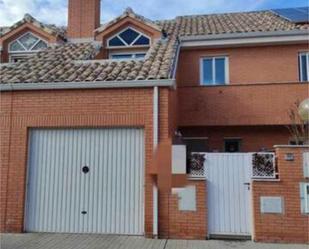 Exterior view of Single-family semi-detached for sale in Aldeamayor de San Martín  with Terrace and Swimming Pool