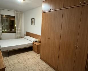 Dormitori de Apartament per a compartir en L'Hospitalet de Llobregat amb Moblat, Forn i Rentadora