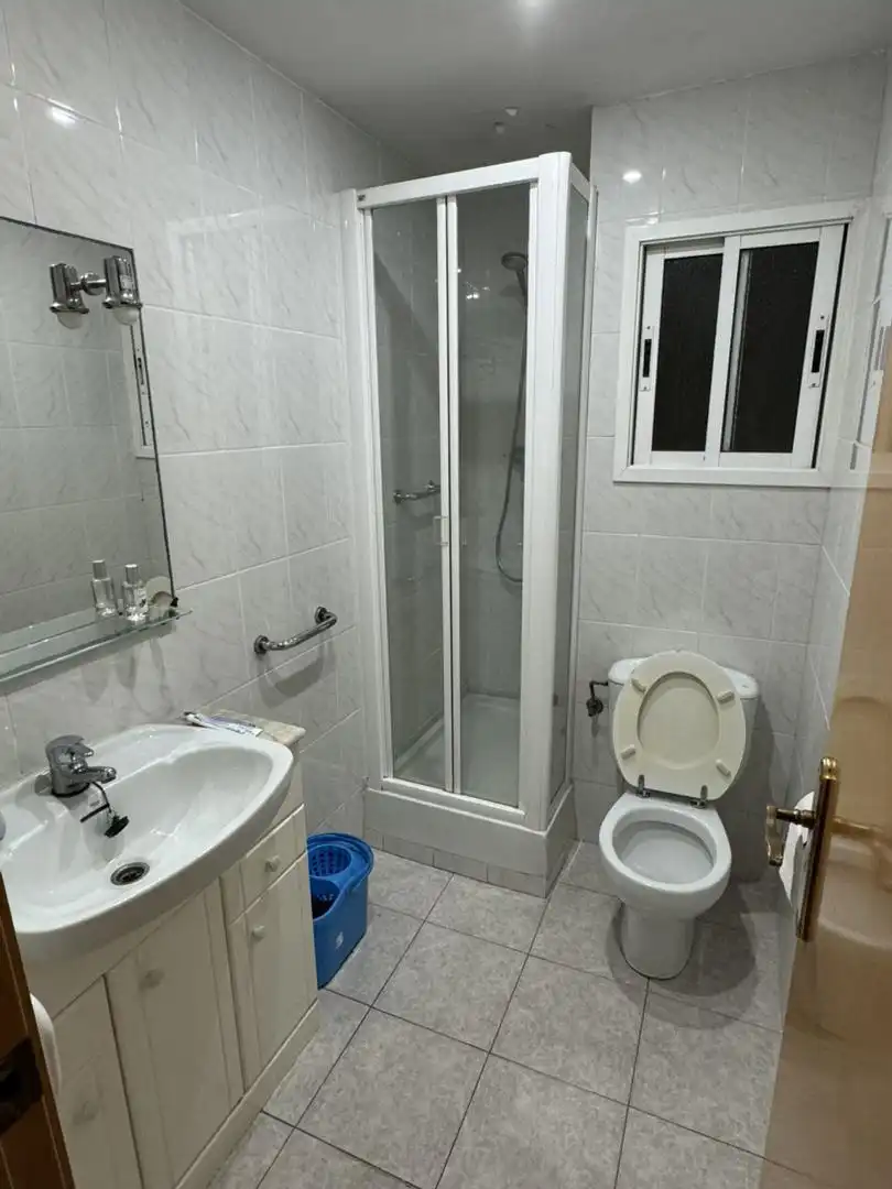 Habitació a Passatge de Guilera, 6, Santa Eulàlia Bany de Apartament per a compartir en L'Hospitalet de Llobregat amb Moblat, Forn i Rentadora