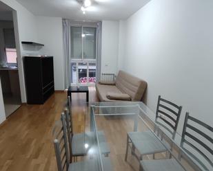 Sala d'estar de Apartament de lloguer en  Madrid Capital amb Jardí privat, Parquet i Traster