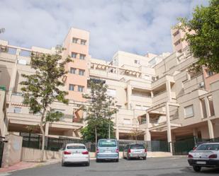 Vista exterior de Pis en venda en Roquetas de Mar amb Aire condicionat, Terrassa i Piscina