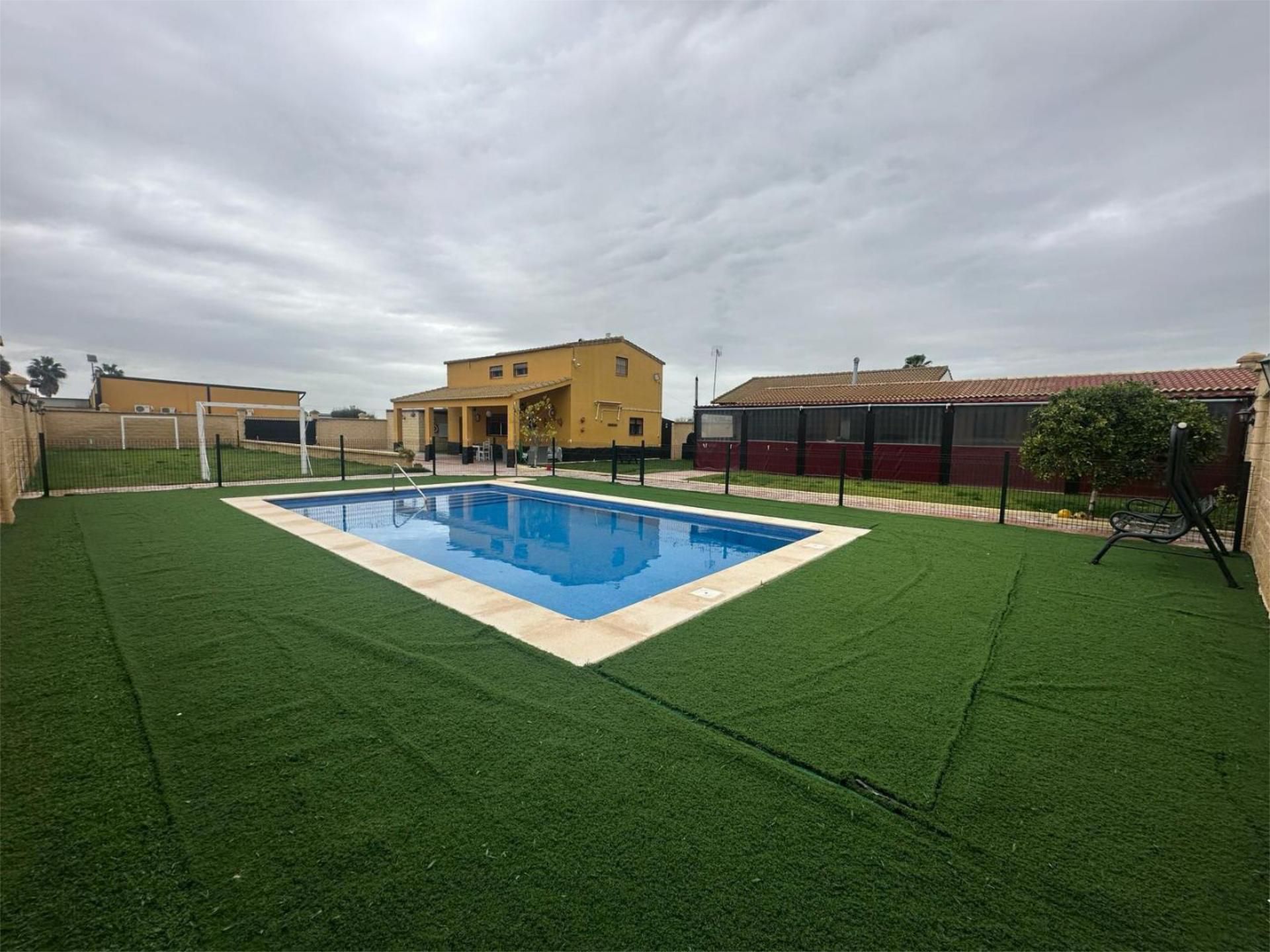 Swimming pool of House or chalet for sale in Los Palacios y Villafranca