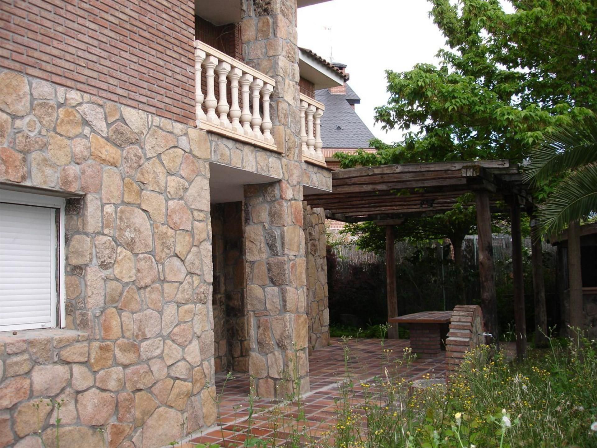 Exterior view of House or chalet for sale in Serranillos del Valle  with Air Conditioner, Heating and Private garden