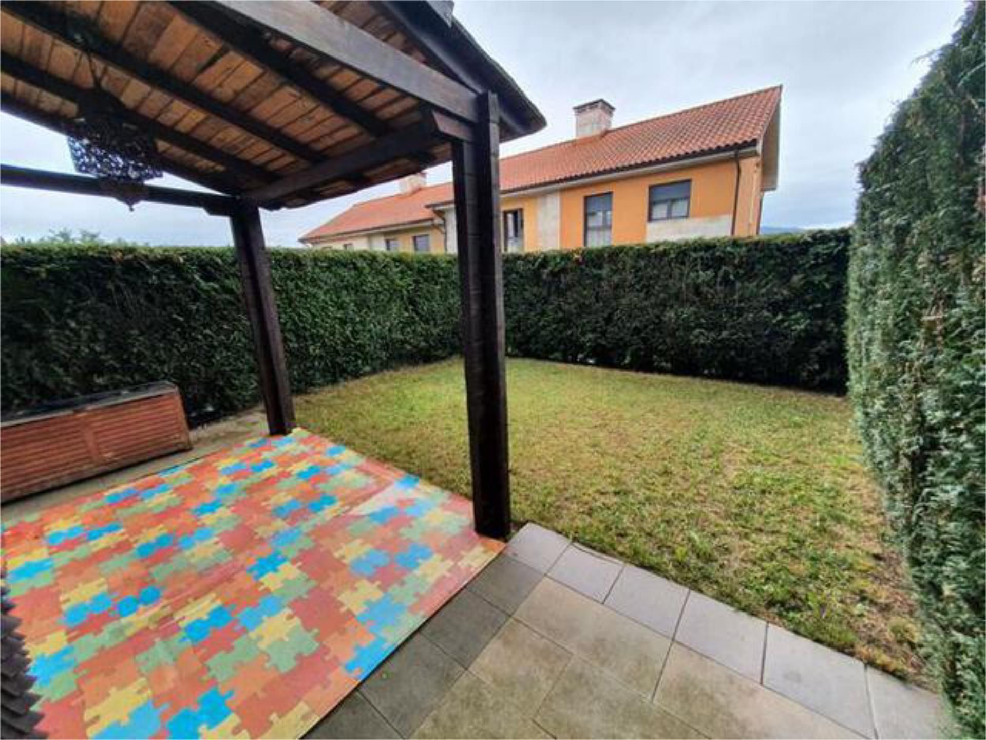 Jardí de Casa adosada en venda en Siero amb Calefacció, Jardí privat i Terrassa