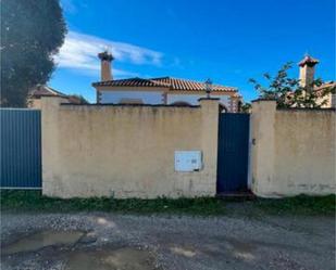 Vista exterior de Casa adosada en venda en Chiclana de la Frontera amb Calefacció, Jardí privat i Terrassa